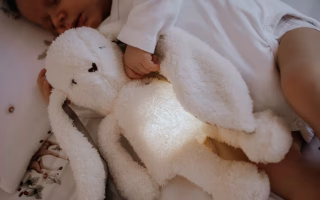 Les bienfaits des peluches sonores pour le sommeil des tout-petits et leur développement émotionnel