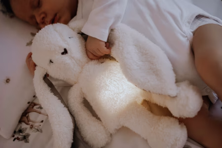 Les bienfaits des peluches sonores pour le sommeil des tout-petits et leur développement émotionnel