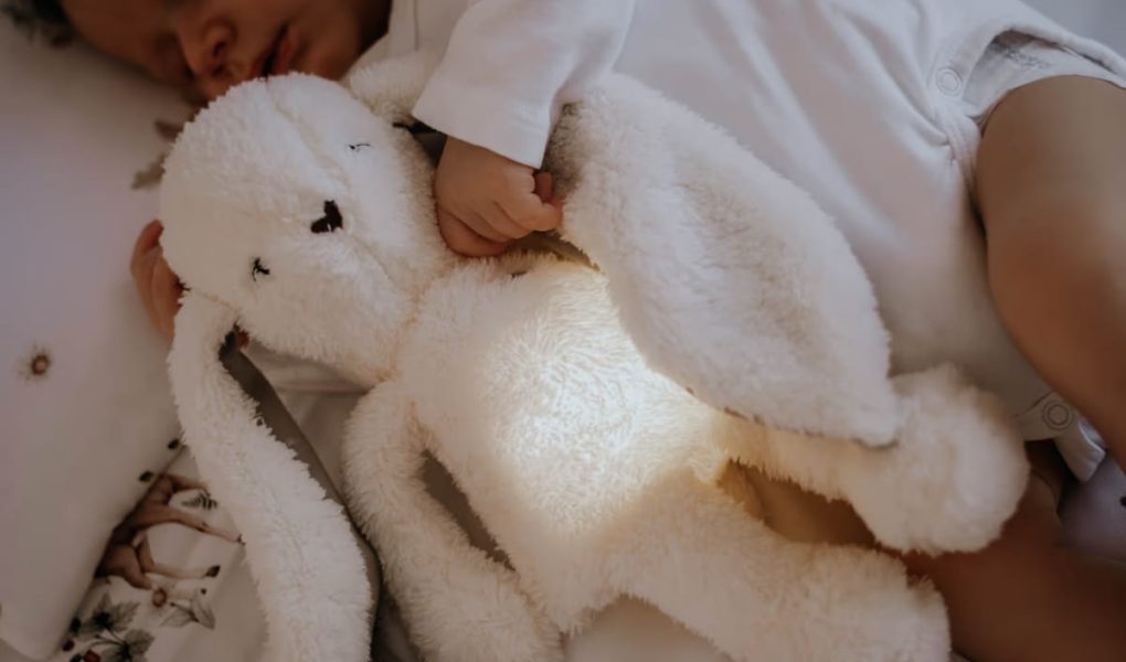 Les bienfaits des peluches sonores pour le sommeil des tout-petits et leur développement émotionnel