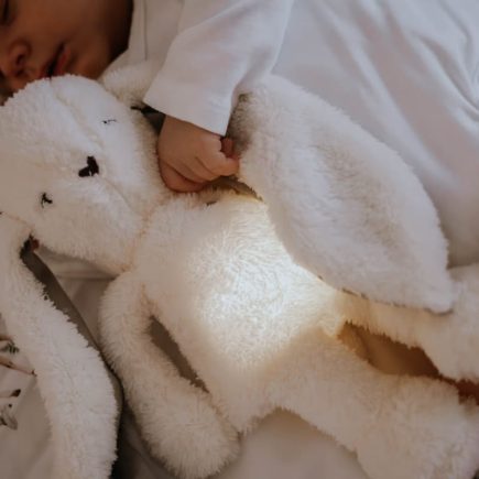 Les bienfaits des peluches sonores pour le sommeil des tout-petits et leur développement émotionnel